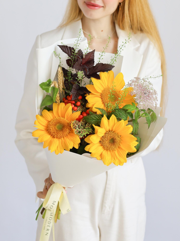БУКЕТ С ПОДСОЛНУХАМИ И ЗЕЛЕНЬЮ