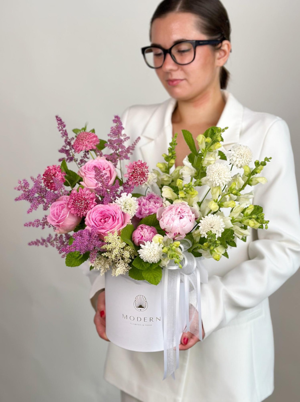 НЕЖНАЯ КОМПОЗИЦИЯ С ПИОНОМ И АСТИЛЬБОЙ