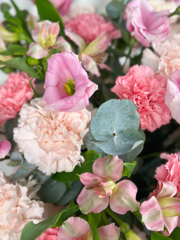 КОРЗИНА С ЭУСТОМОЙ, АЛЬСТРОМЕРИЕЙ И ГВОЗДИКОЙ