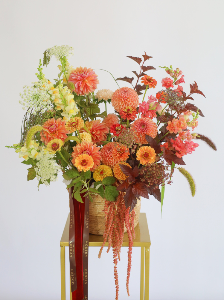 БОЛЬШАЯ КОРЗИНА С ГЕОРГИНАМИ И ДРУГИМИ ЛЕТНИМИ ЦВЕТАМИ