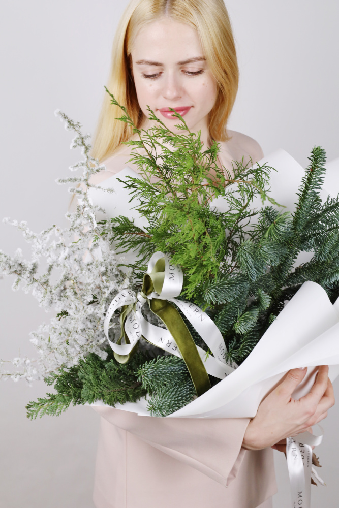 ХВОЙНАЯ ОХАПКА С ЗАСНЕЖЕННЫМ АСПАРАГУСОМ