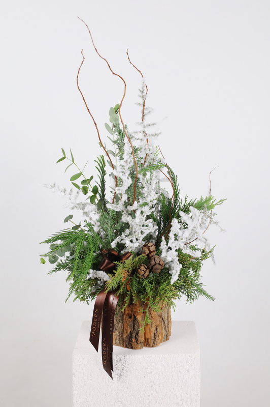 ХВОЙНАЯ КОМПОЗИЦИЯ В ДЕРЕВЯННОМ КАШПО