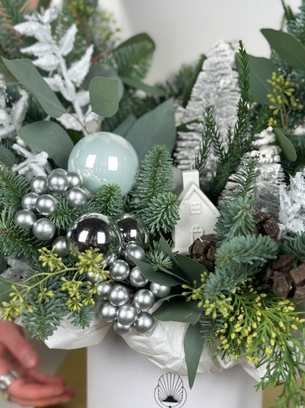 КОМПОЗИЦИЯ ИЗ ХВОИ С НОВОГОДНИМ ДЕКОРОМ