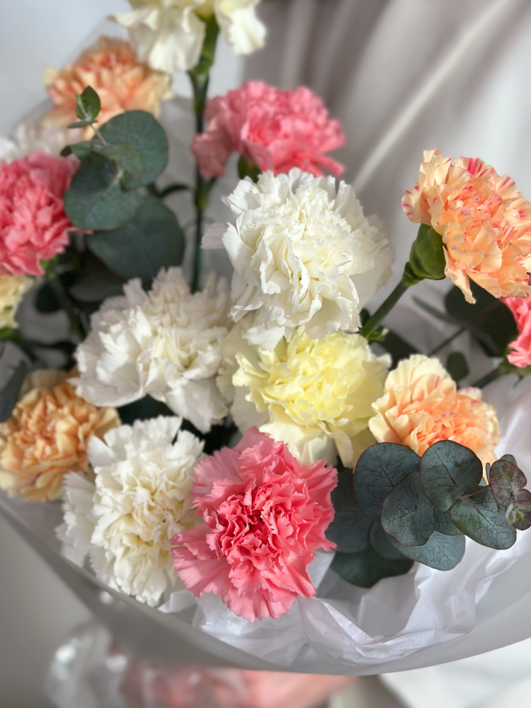 БУКЕТ В ПАСТЕЛЬНЫХ ОТТЕНКАХ ИЗ ГВОЗДИКИ И ЭВКАЛИПТА