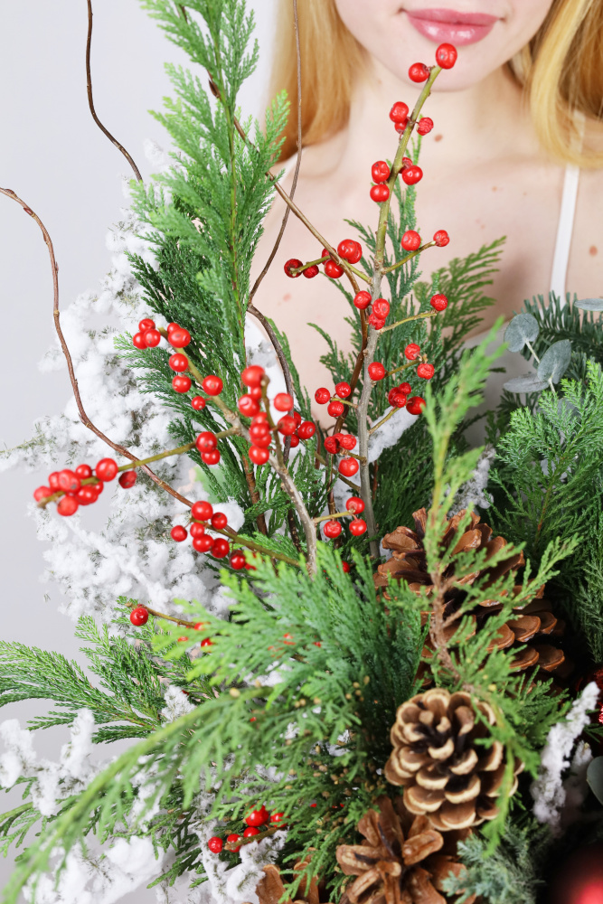 ТОРЖЕСТВЕННАЯ ХВОЙНАЯ КОМПОЗИЦИЯ В БАРХАТНОЙ КОРОБКЕ