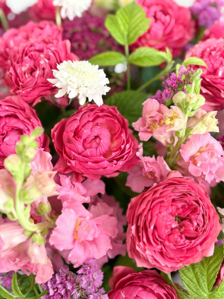 БОЛЬШАЯ КОРЗИНА С ПИОНОВИДНОЙ РОЗОЙ