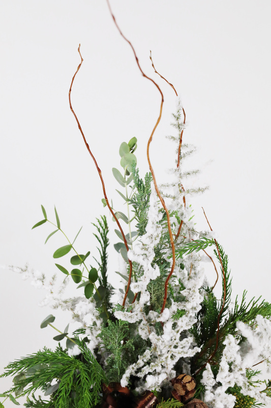 ХВОЙНАЯ КОМПОЗИЦИЯ В ДЕРЕВЯННОМ КАШПО