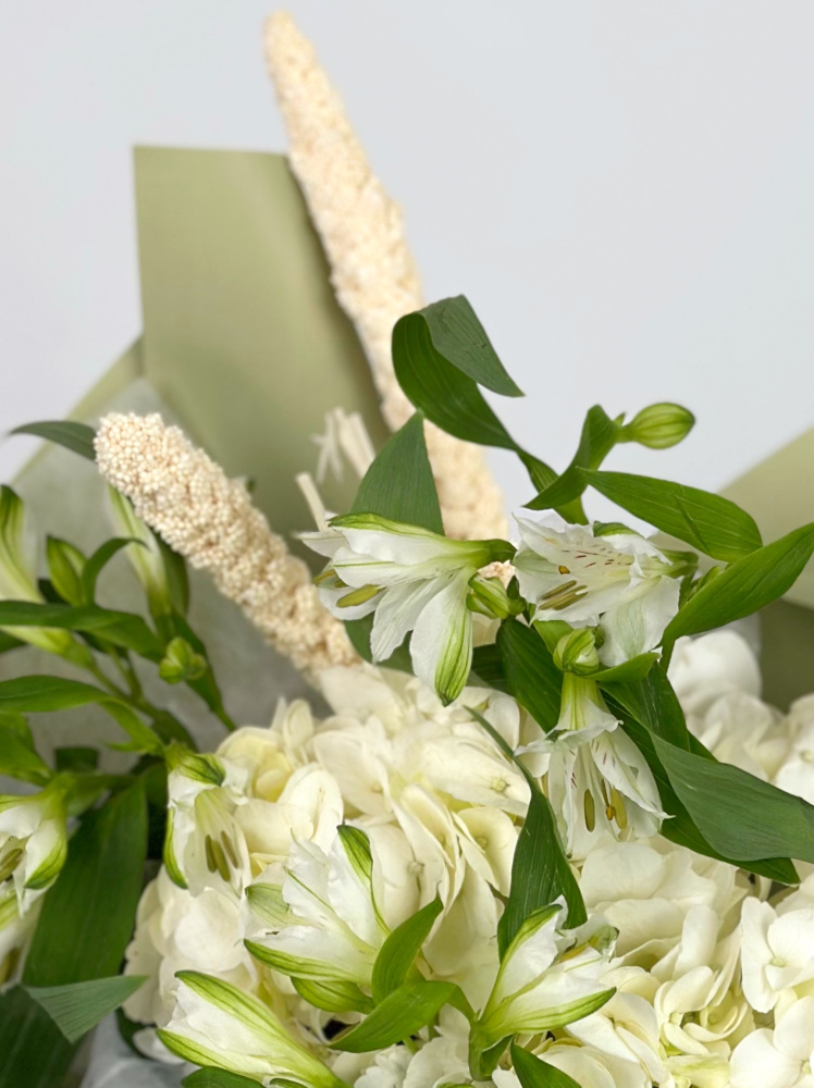 Букет из белых альстромерий и гортензии