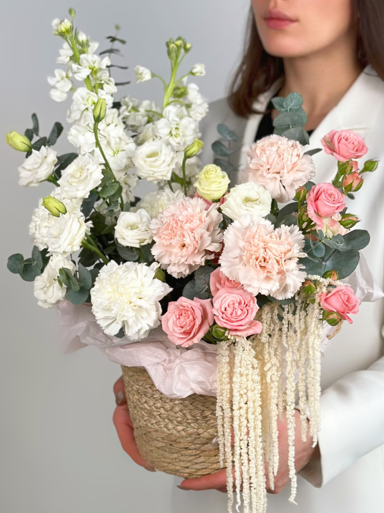 ПИОНОВИДНАЯ КУСТОВАЯ РОЗА, МАТТИОЛА, ЭУСТОМА В ПЛЕТЕНОЙ КОРЗИНЕ