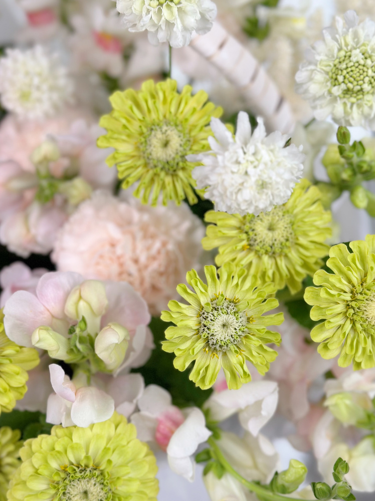 БОЛЬШАЯ КОРЗИНА С СЕЗОННЫМИ ЛЕТНИМИ ЦВЕТАМИ