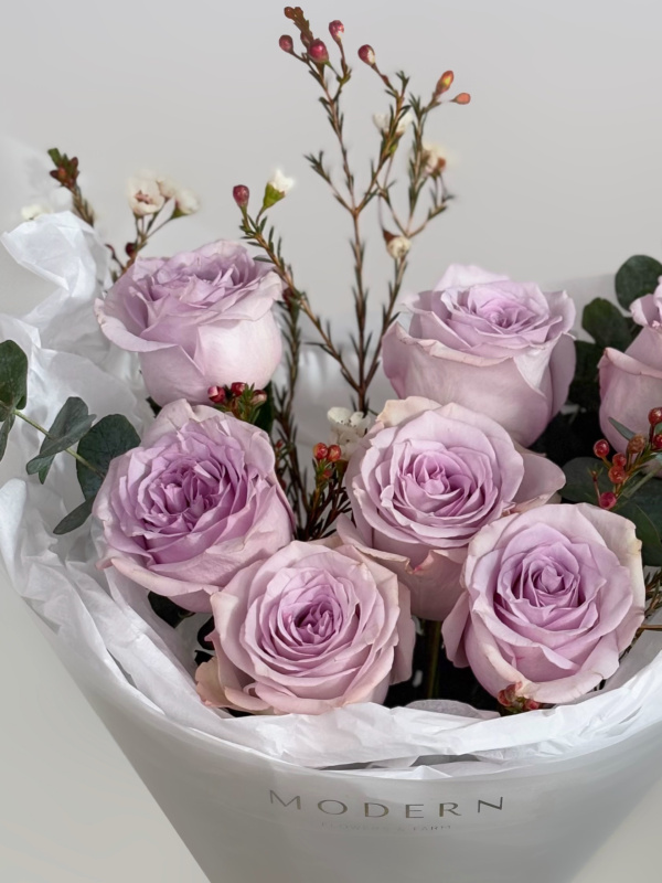 БУКЕТ ПИОНОВИДНЫХ РОЗ И ВЕТОЧЕК ХАМЕЛАЦИУМОМА