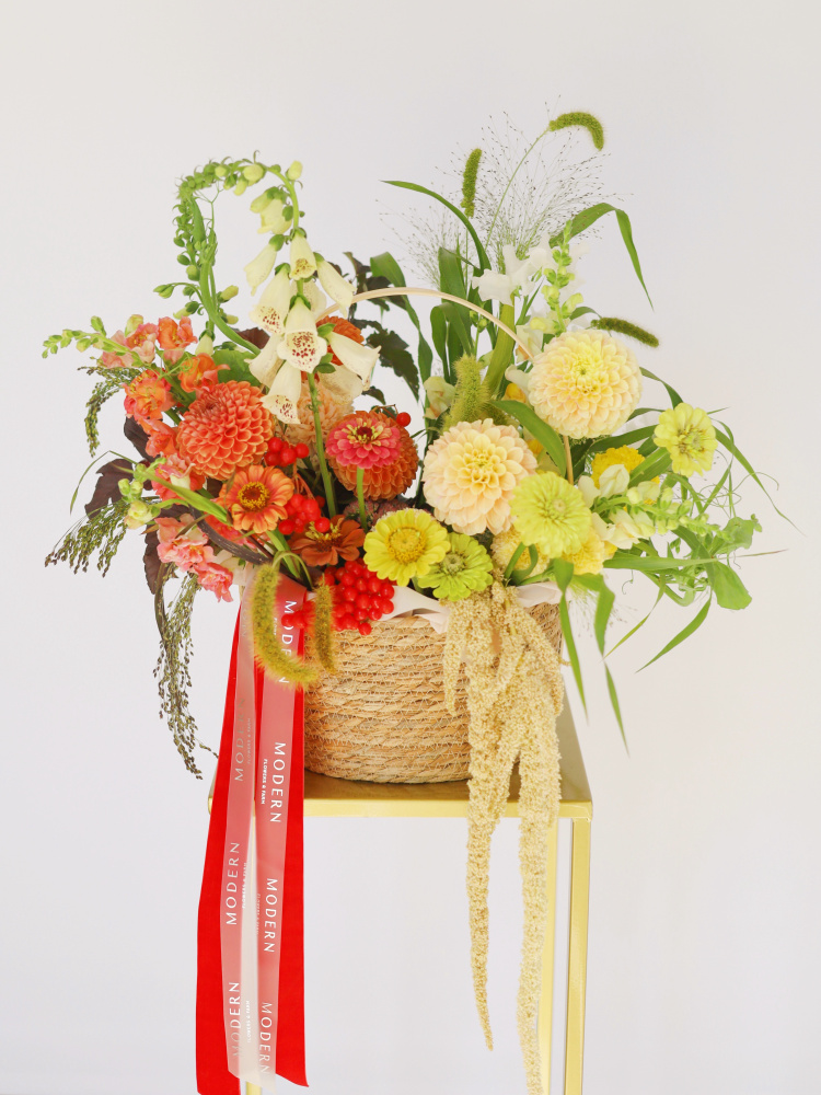 КОРЗИНА С ГЕОРГИНАМИ, НАПЕРСТЯНКОЙ И АМАРАНТОМ