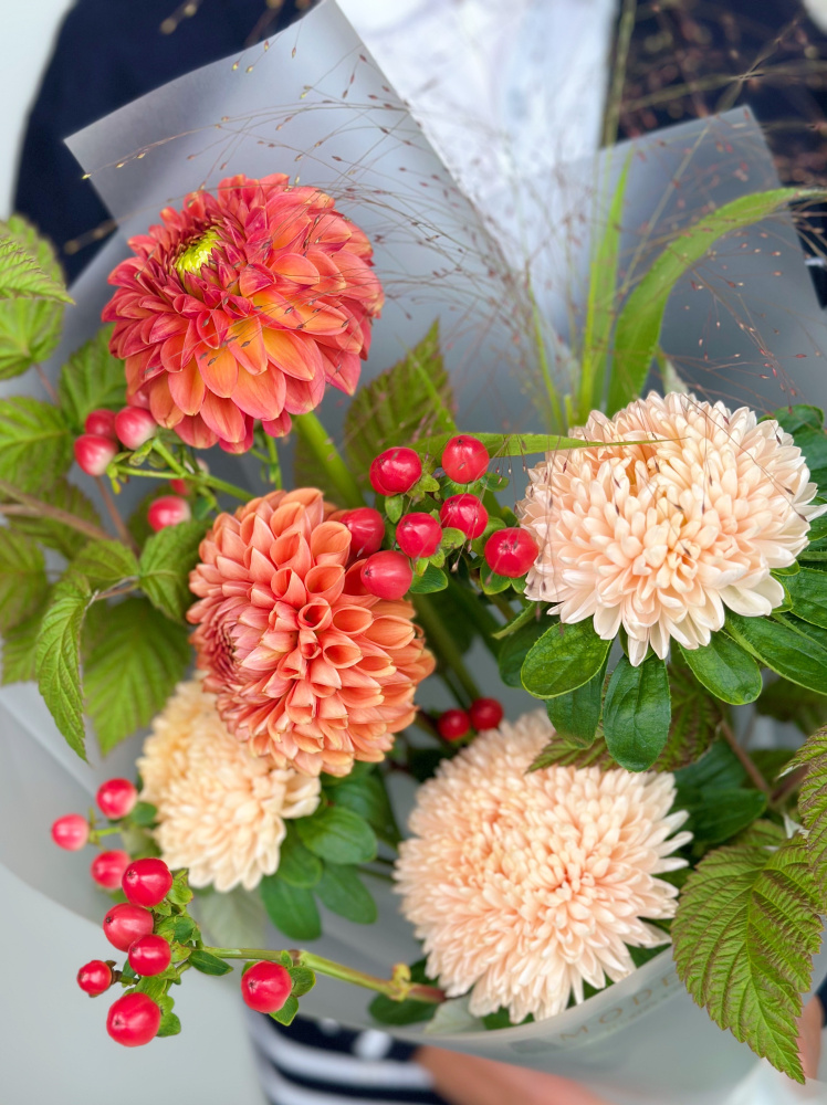 БУКЕТ С ГЕОРГИНАМИ И АСТРОЙ БУКЕТ С ГЕОРГИНАМИ И АСТРОЙ