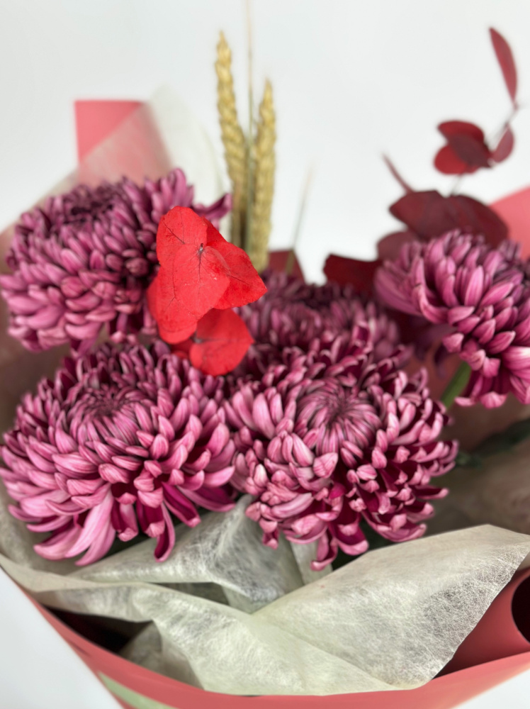 Букет из фиолетовых хризантем Бигуди, эвкалипта и колосьев