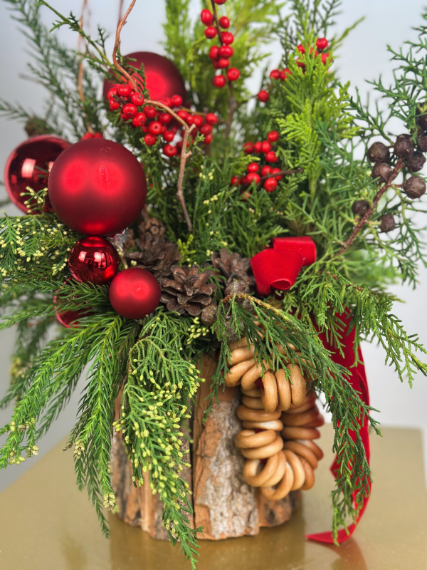 КОМПОЗИЦИЯ ИЗ ХВОИ В НАТУРАЛЬНОМ КАШПО