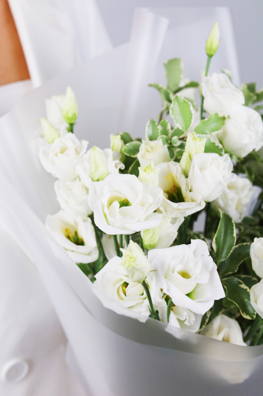 ЭЛЕГАНТНЫЙ БУКЕТ С ЛИЗИАНТУСОМ И ЗЕЛЕНЬЮ