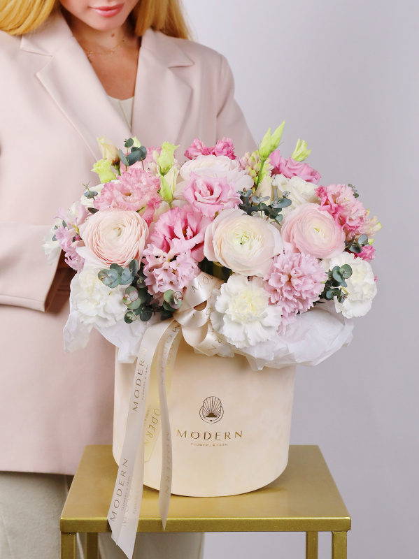 БУКЕТ С РАНУНКУЛЮСАМИ, ГИАЦИНТОМ И ЛИЗИАНТУСОМ В БАРХАТНОЙ КОРОБКЕ