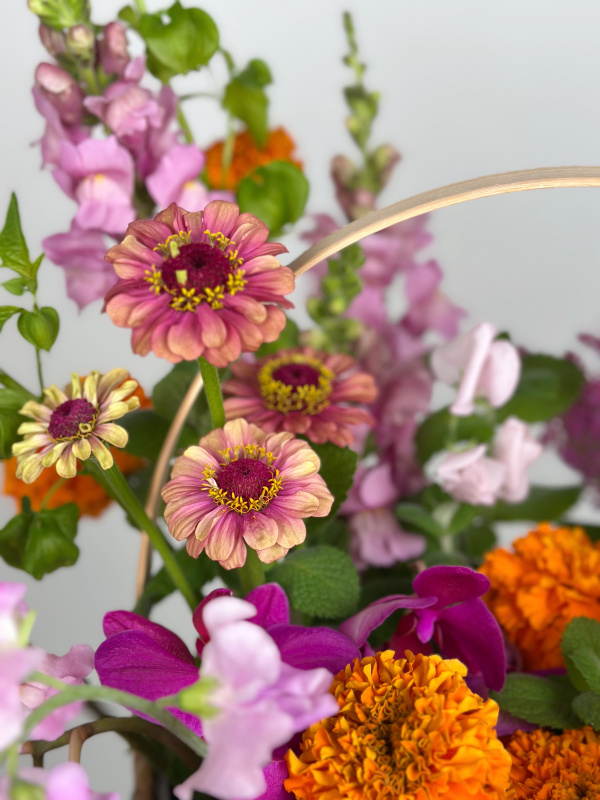 ЯРКАЯ КОРЗИНА С ЛЕТНИМИ ЦВЕТАМИ ЯРКАЯ КОРЗИНА С ЛЕТНИМИ ЦВЕТАМИ