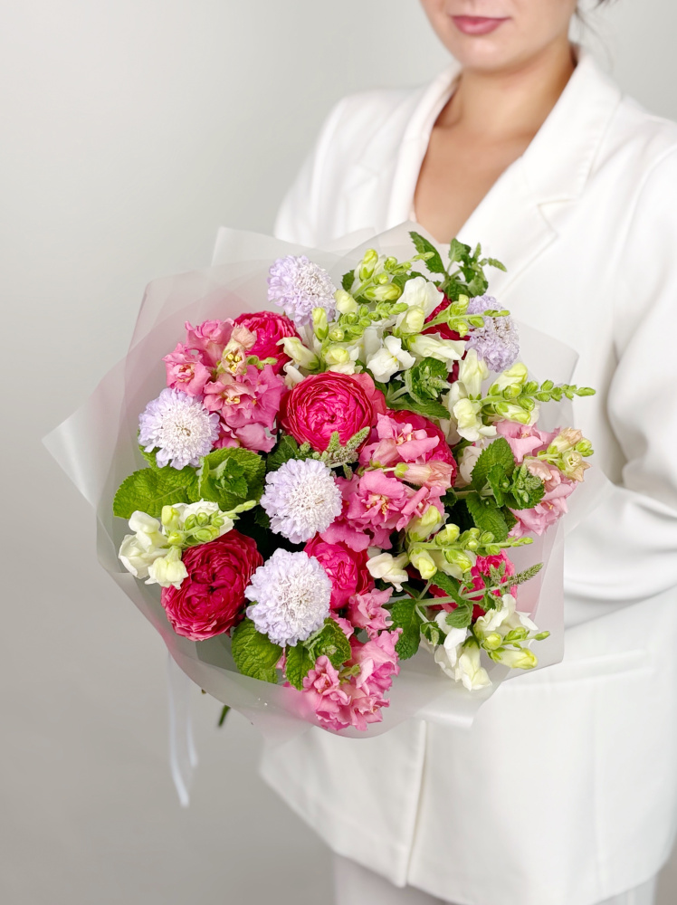 БУКЕТ С ПИОНОВИДНОЙ РОЗОЙ, СКАБИОЗОЙ И МЯТОЙ