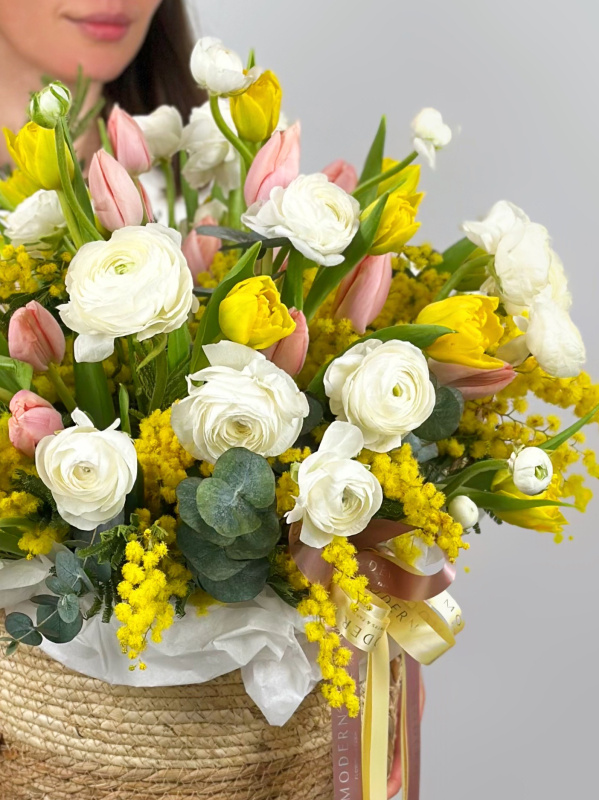 КОРЗИНА С МИМОЗОЙ, РАНУНКУЛЮСАМИ И ТЮЛЬПАНАМИ