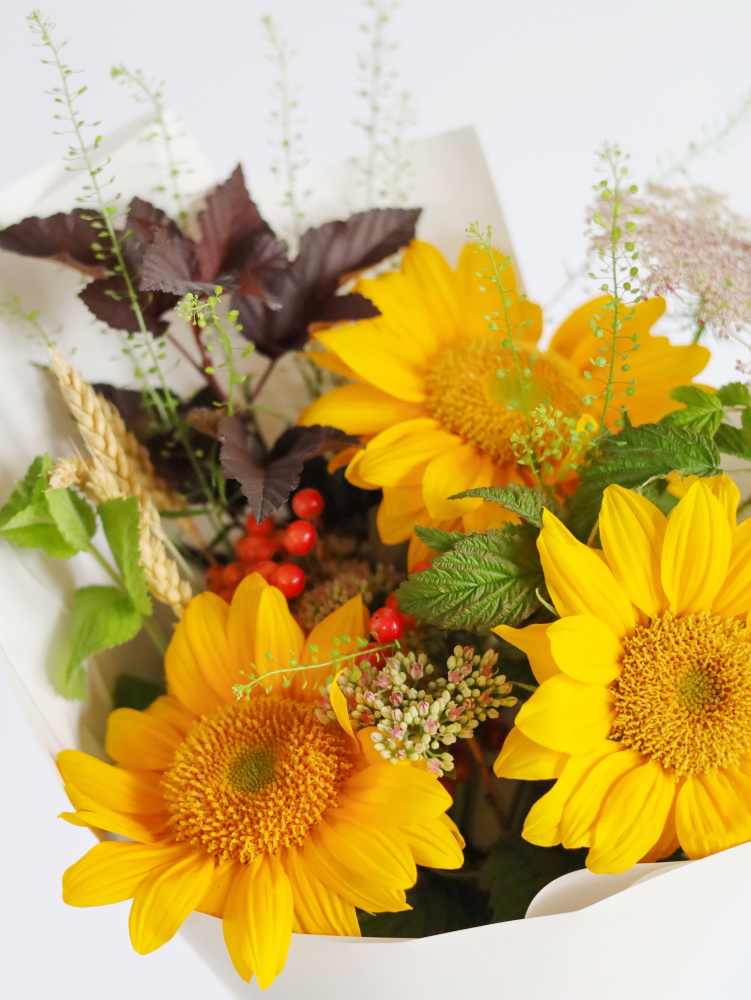 БУКЕТ С ПОДСОЛНУХАМИ И ЗЕЛЕНЬЮ