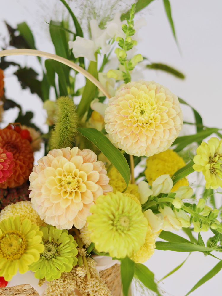 КОРЗИНА С ГЕОРГИНАМИ, НАПЕРСТЯНКОЙ И АМАРАНТОМ