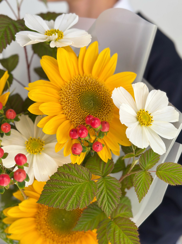 БУКЕТ С ПОДСОЛНУХАМИ И КОСМЕЕЙ